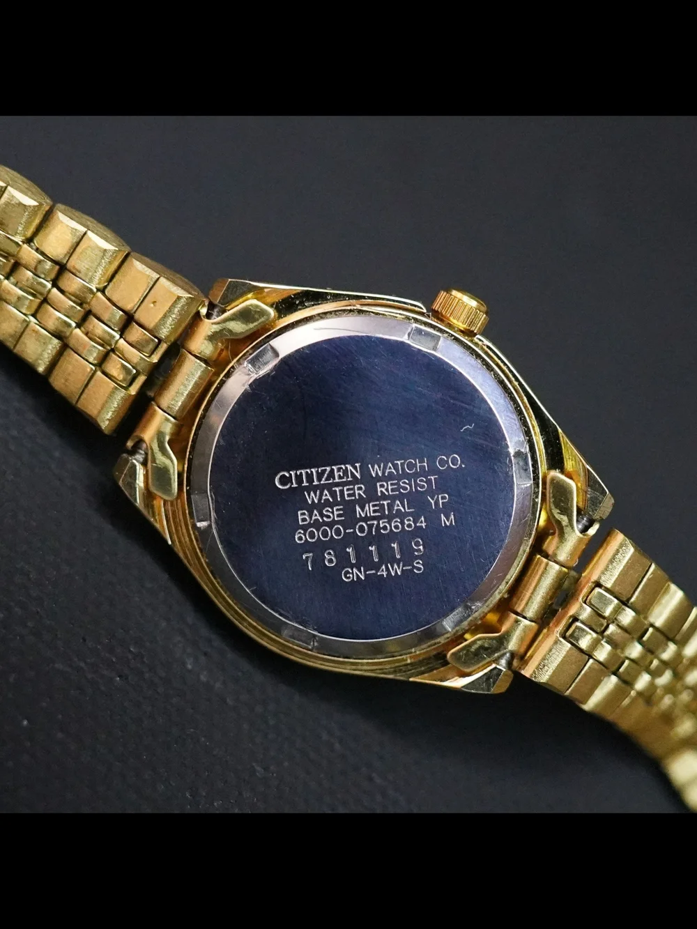 Vintage Citizen Quartz Day Date Gold Tone White Roman Dial Ladies Watch 6000-075